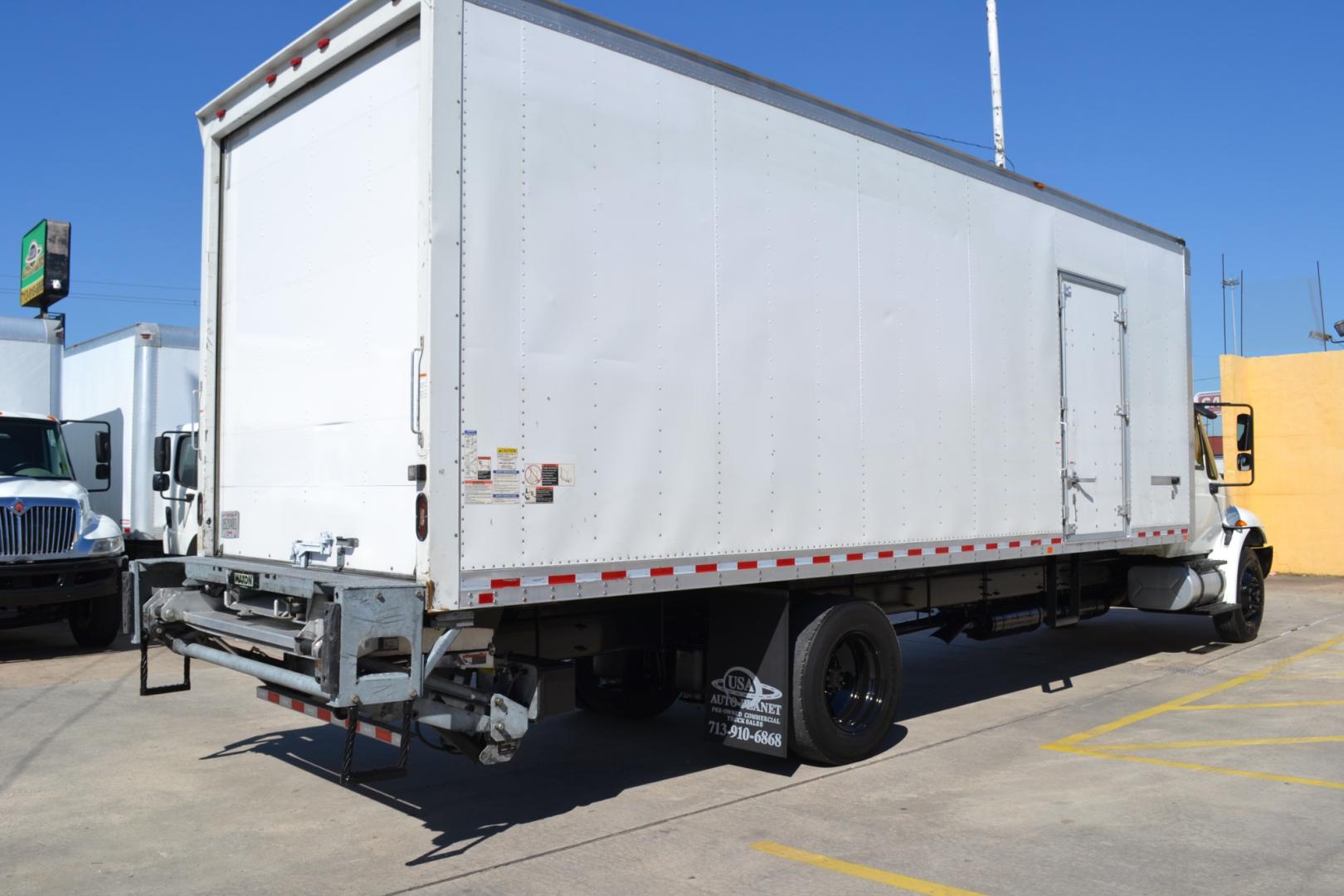 2017 WHITE /GRAY INTERNATIONAL 4300 with an CUMMINS ISB 6.7L 240HP engine, ALLISON 2500RDS AUTOMATIC transmission, located at 9172 North Fwy, Houston, TX, 77037, (713) 910-6868, 29.887470, -95.411903 - 25,999LB GVWR NON CDL, MORGAN 26FT BOX, 13'6FT CLEARANCE, HEIGHT 103" X WIDTH 102", MAXON 3,000LB ALUMINUM LIFT GATE, RAMP, AIR RIDE, 90 GALLON FUEL TANKS, POWER WINDOWS & LOCKS , E-TRACKS - Photo#4